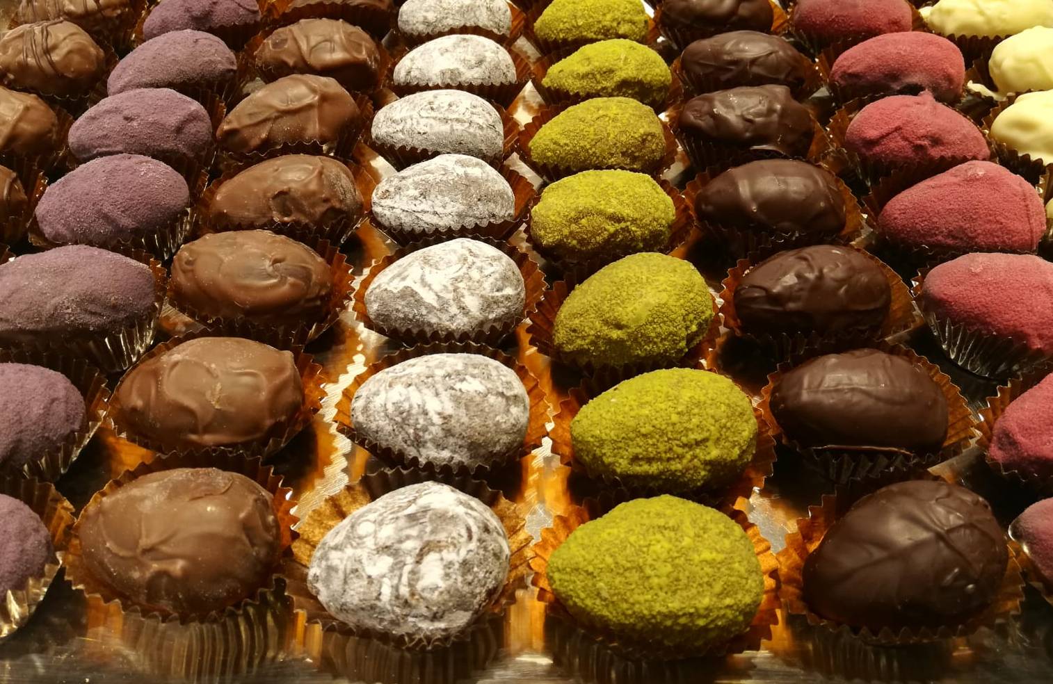 Osterhasen aus Schokolade, Trüffel- &amp; Präsent-Eier – Konditorei – Café ...